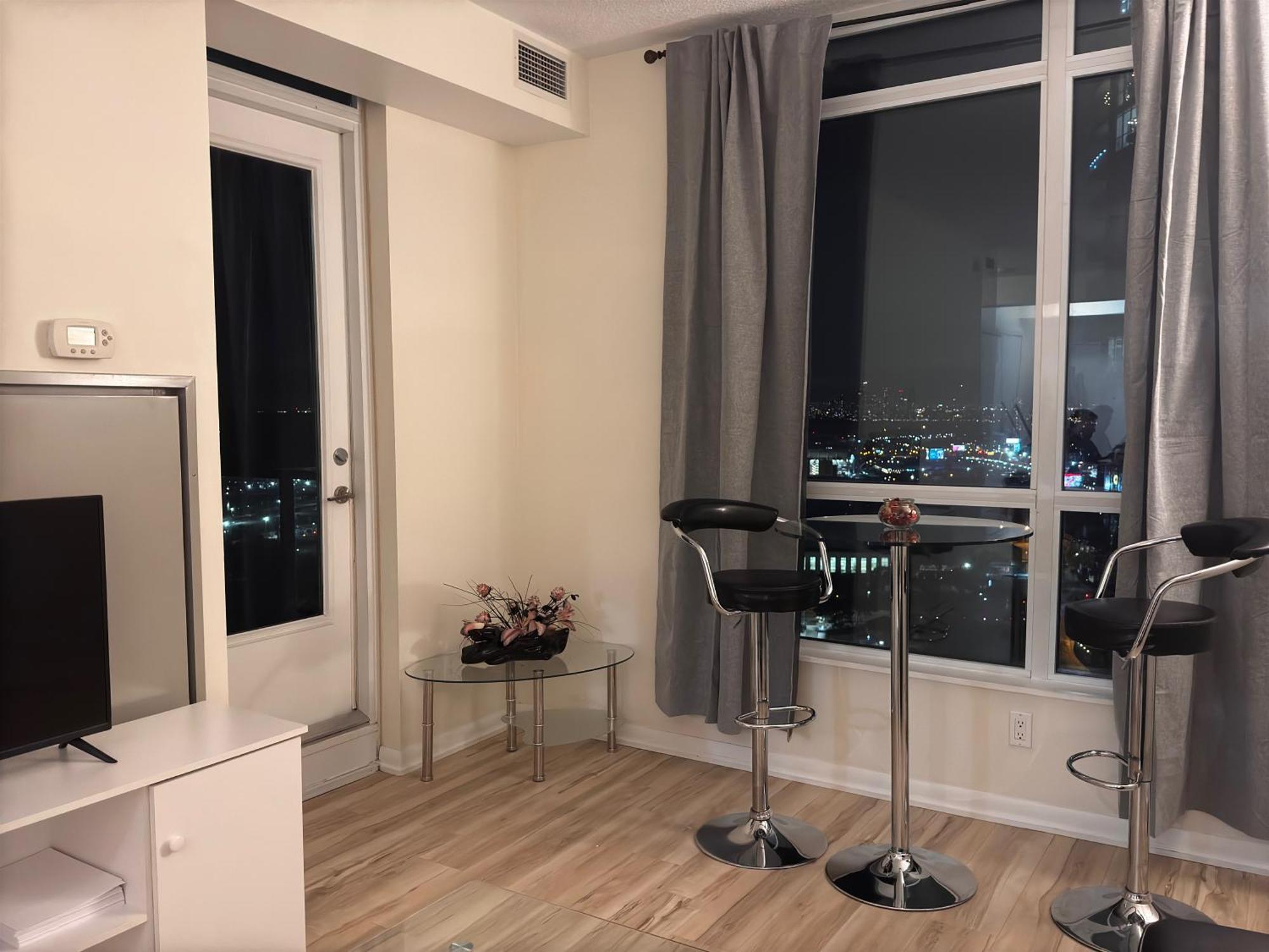 A Lovely One Bed With Sunset Views Toronto