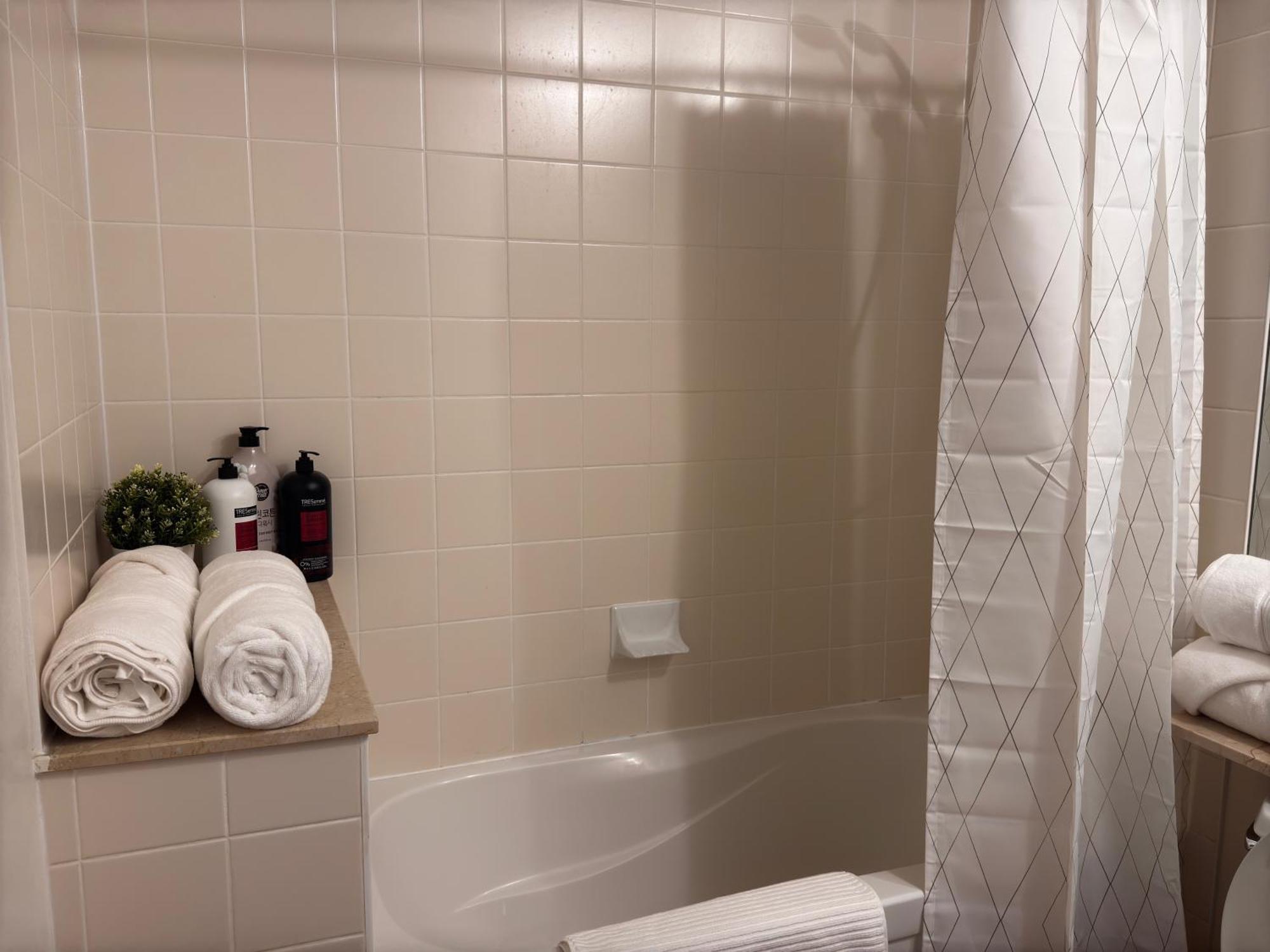 A Lovely One Bed With Sunset Views Apartment Toronto